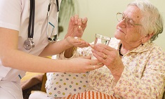 Уход за больными Альцгеймером: на дому и в больнице